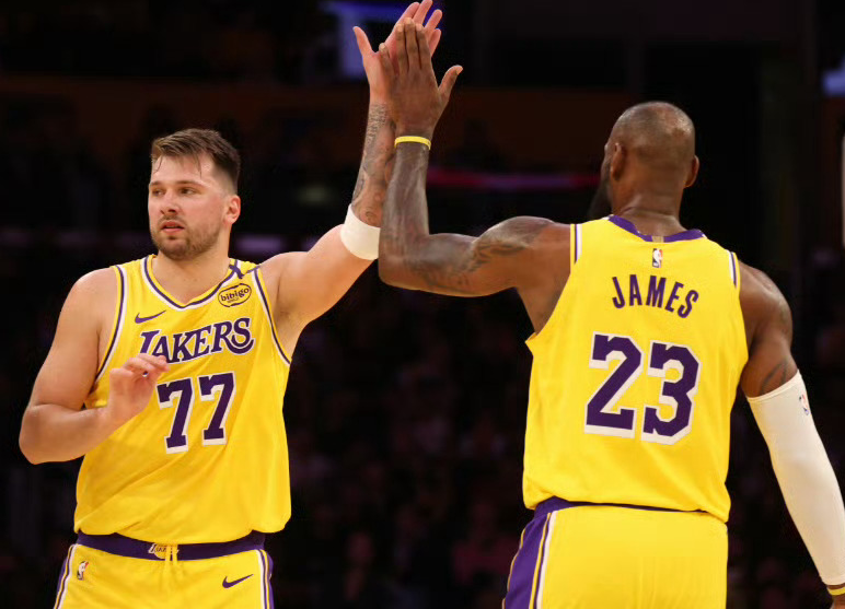 pp电子-里皇32分7板6助+绝平！卢卡30分11板13助+绝杀！湖人王炸逆天改命